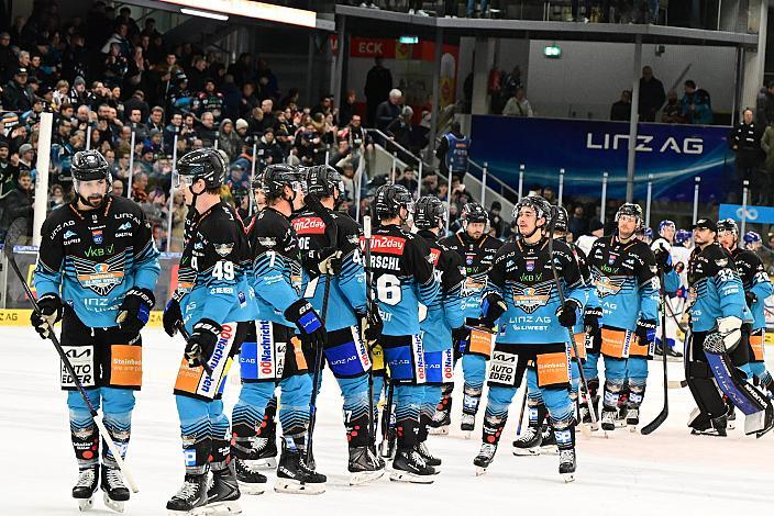 Das Team der Steinbach Black Wings Linz feiern den Heimsieg über die Innsbrucker Haie, 26. Runde ICE, Steinbach Black Wings Linz vs HCInnsbruck, Linz AG Eisarena 