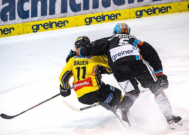Im Bild: Sascha Bauer (spusu Vienna Capitals), Raphael Wolf (EHC Liwest Black Wings Linz), Eishockey,  EHC Liwest Black Wings Linz vs Vienna Capitals