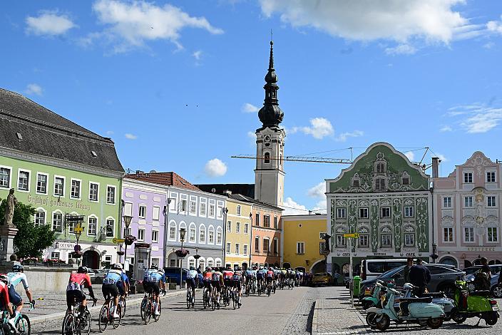 Das Peloton in Oberndorf am Inn, 2. Etappe Eferding - Reichersberg, Oberösterreich Rundfahrt