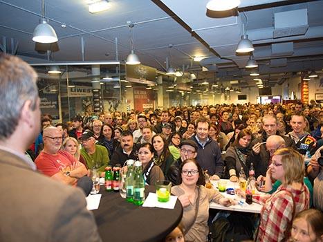 Zahlreiche Fans in den Vip Raeumen.