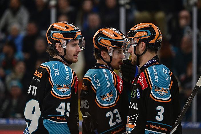 Graham Knott (Steinbach Black Wings Linz), Patrick Söllinger (Steinbach Black Wings Linz), Greg Moro (Steinbach Black Wings Linz) Win2Day ICE Hockey League,  5. Viertelfinale, Steinbach Black Wings Linz vs Moser Medical Graz 99ers,  Linz AG Eisarena 