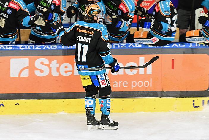 Brodi Stuart (Steinbach Black Wings Linz) feiert das Tor zum 2  zu 1, Win2Day ICE Hockey League,  Steinbach Black Wings Linz vs Olimpija Ljubljana,  Linz AG Eisarena 