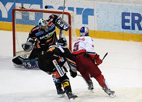 Alex Westlund  Liwest Black Wings Linz, entschaerft den Puck, de Schuss kommt von Robert Lembacher, EC Red Bull Salzburg