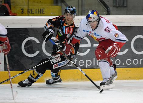 Daniel Oberkofler Liwest Black Wings Linz, im Duell mit Matthias Trattnig EC Red Bull Salzburg
