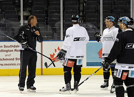 Kim Collins, Trainer Liwest Black Wings Linz erklaert die Uebungen beim Training dem Team.