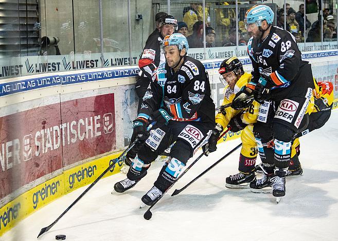 Im Bild: Dragan Umicevic (EHC Liwest Black Wings Linz), Dan DaSilva (EHC Liwest Black Wings Linz), Mark Flood (spusu Vienna Capitals) Eishockey,  EHC Liwest Black Wings Linz vs Spusu Vienna Capitals