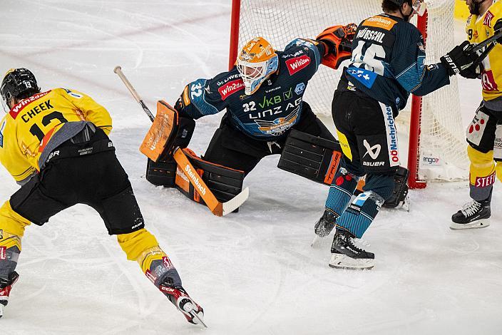 Trevor Cheek (spusu Vienna Capitals), Tormann Rasmus Tirronen (Steinbach Black Wings Linz) Steinbach Black Wings Linz vs spusu Vienna Capitals, ICE Eishockey Liga, Linz AG Eisarena
