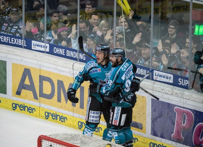 Brian Lebler (EHC Liwest Black Wings Linz) und Dan DaSilva (EHC Liwest Black Wings Linz)  EHC Liwest Black Wings Linz vs UPC Vienna Capitals