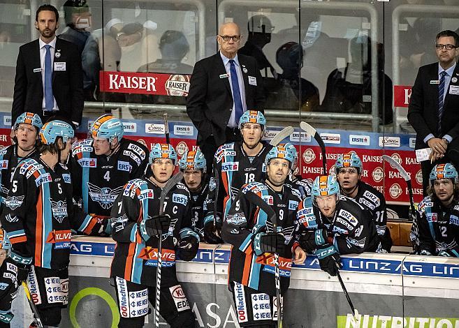 Im Bild: Head-Coach Tom Rowe (EHC Liwest Black Wings Linz) und die Spielerbank  Eishockey,  EHC Liwest Black Wings Linz vs Moser Medical Graz 99ers