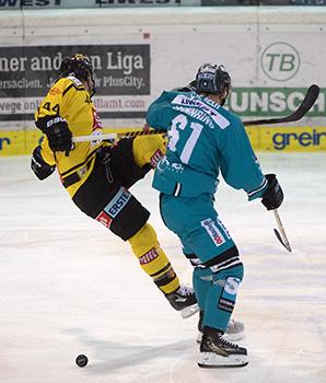 Patrick Spannring (EHC Liwest Black Wings Linz), Jamie Fraser (Vienna Capitals)  EHC Liwest Black Wings Linz vs Vienna Capitals