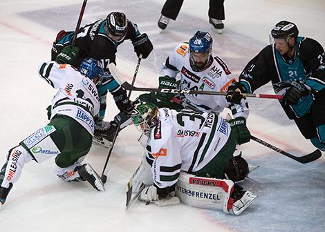 Stefan Freunschlag (EHC Liwest Black Wings Linz) vor Tormann Ben Meisner (Augsburger Panther) EHC Liwest Black Wings Linz  vs Augsburger Panther