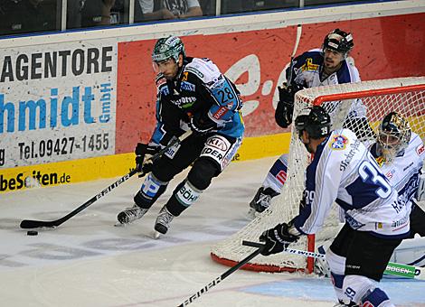 Mike Ouellette, linz im Angriff, Straubing Tigers vs. Liwest Black Wings Linz