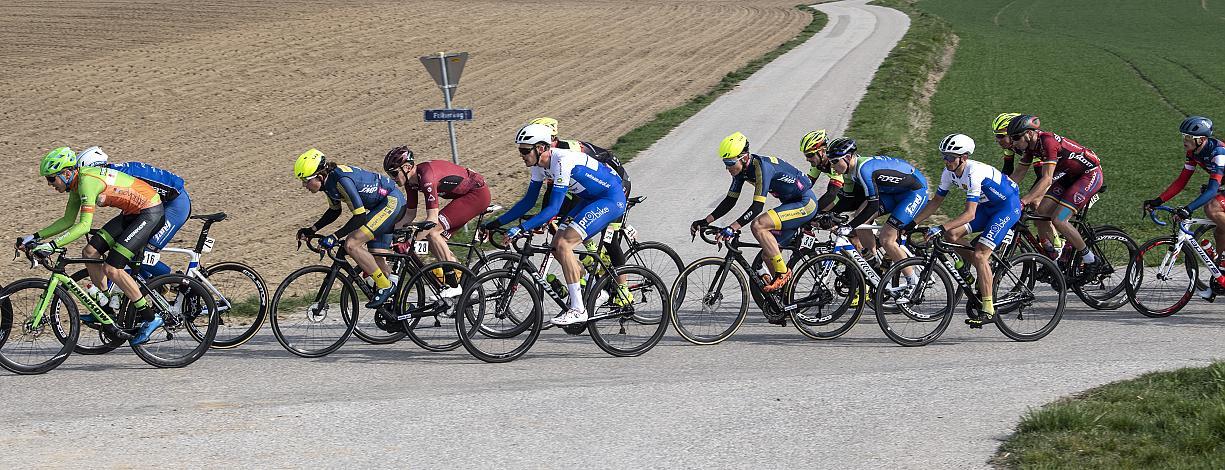 das Feld mit Thomas Umhaller (AUT, SPORT.LAND. NiederÃ¶sterreich Selle SMP - St. Rich) 58. Internationales Kirschbluetenrennen, Wels