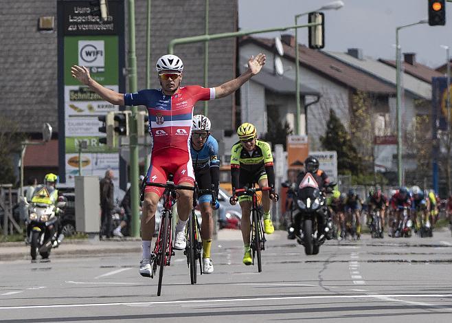 Zielsprint 2. Platz Andi Bajc (SLO, Team Felbermayr Simplon Wels), Sieger Dusan Rajovic (SRB, Adria Mobil), 3. Platz Maximilian Kuen (AUT, Team Vorarlberg) 58. Internationales Kirschbluetenrennen, Wels