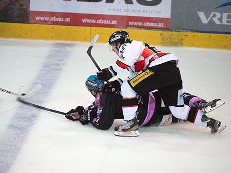 Philipp Lukas, kaempft um den Puck, EHC Liwest Black Wings Linz vs HC Orli Znojmo