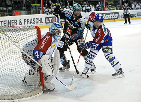 Adrian Veideman, Linz vor Tormann Michel Ouzas, Zagreb, EHC Liwest Black Wings Linz vs. KHL Medvescak Zagreb
