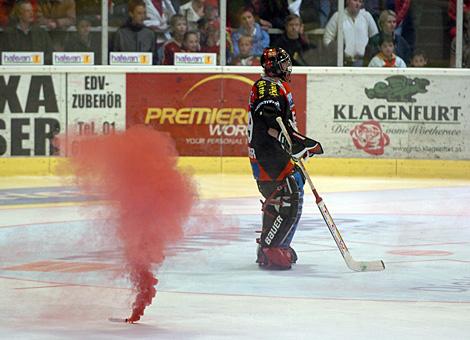 Andrew Verner, Tormann, KAC eingehuellt im Nebel der Rauchkoerper.