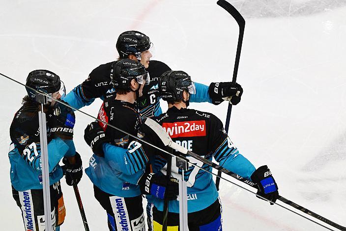 Die Steinbach Black Wings Linz feiern das Tor zum 2 zu 0 durch Graham Knott (Steinbach Black Wings Linz), 22. Runde ICE, Steinbach Black Wings Linz vs HK Olimpija Ljubljana, Linz AG Eisarena 