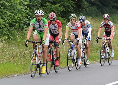 Die erste Spitzengruppe des Renntages am Stotzingerberg, angefuehrt von SOKOL Jan, Team Arboe Wels Gourmetfein und SCHoefFMANN Martin. WSA Viperbike Kaernten. 