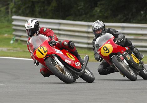 Im Rennen die #12 Phil Read, England, Paton vor der #9 Yves Glauser, Schweiz, Seeley.