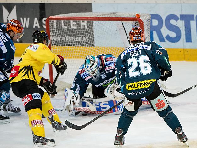 Michael Ouzas, Linz klaert vor Francois Fortier, Vienna, EHC Liwest Black Wings Linz vs UPC Vienna Capitals