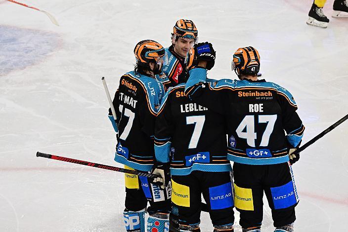 Die Steinbach Black Wings Linz feiern das Tor zum 2 zu 0 durch Brian Lebler (Steinbach Black Wings Linz) Win2Day ICE Hockey League,  Steinbach Black Wings Linz vs Spusu Vienna Capitals,  Linz AG Eisarena