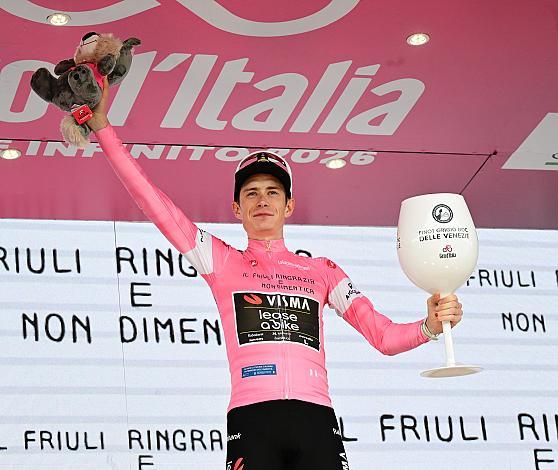 Im Rosa Trikot des Gesamtführenden des Giro d´ Italia Jonas Vingegaard (DEN, Team Visma - Lease a Bike) Gemona del Friuli 1976-2026 - Piancavallo, 109. Giro d Italia