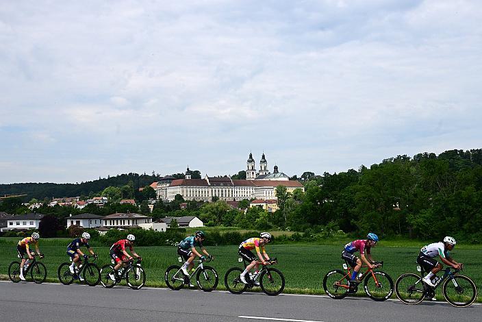 Das Peloton vor dem Stift St. Florian. 4. Etappe St.Florian /Asten - Hinterstoder/Höss 15. Int. Raiffeisen OÖ-Radrundfahrt UCI Kat. 2.2