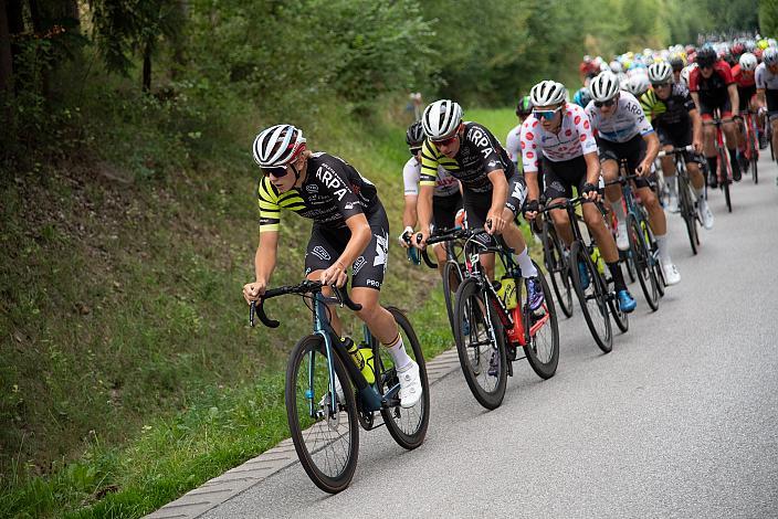 Das Feld am Weg zur Bergwertung Haselbach, im Bergtrikot Artem Shmidt (USA, Cannibal Team), Hugo Tapiz (FRA, Academy U19 la Pomme marseille), Rohrbach - Rohrbach, Int. "Keine Sorgen" Junioren Rundfahrt UCI Kat. 2.1 MJ