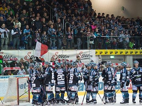 Linz feiert, EHC Liwest Black Wings Linz vs HCB Suedtirol, 7. Viertelfinale