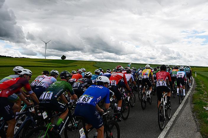 Das Peloton unterwegs im Innviertel, 2. Etappe Eferding - Reichersberg, Oberösterreich Rundfahrt
