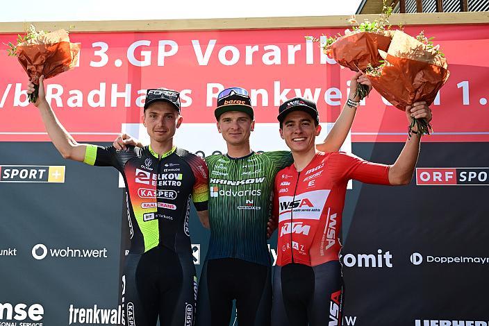 Podest. 2. Platz Michael Boros (CZE, Team Elkov Kasper), Sieger Jaka Primozic (SLO, Hrinkow Advarics), 3. Platz Martin Messner (AUT, WSA KTM Graz pb Leomo) gewinnt in Nenzing, Herren Elite, U23, Road Cyling League Austria, Radliga, GP Vorarlberg, Nenzing