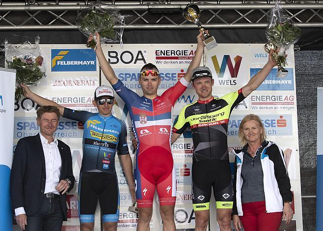 das Siegerpodest. v.l. 2. Platz Andi Bajc (SLO, Team Felbermayr Simplon Wels), Sieger Dusan Rajovic (SRB, Adria Mobil), 3. Platz Maximilian Kuen (AUT, Team Vorarlberg) 58. Internationales Kirschbluetenrennen, Wels