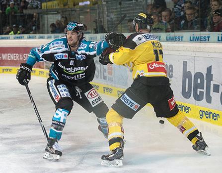 Mario Altmann (EHC Liwest Black Wings Linz) Kurtis McLean (UPC Vienna Capitals), EHC Liwest Black Wings Linz vs UPC Vienna Capitals