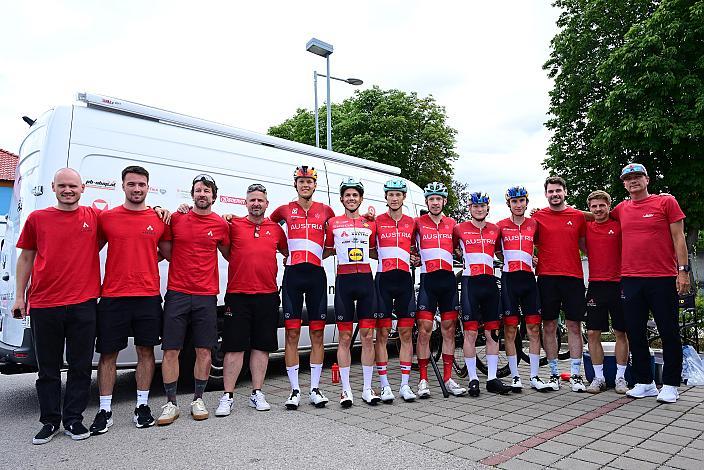 v.l. Valentin Hofer (AUT, Austria), Paul Verbnjak (AUT, Austria), Rainer Kepplinger (AUT, Austria), Alexander Hajek (AUT, Austria), Sebastian Putz (AUT, Austria), Tor of Austria Sieger Gregor Mühlberger (AUT, Austria) feiern 5. Etappe von Langenlois nach Wien, 109km, Tour of Austria