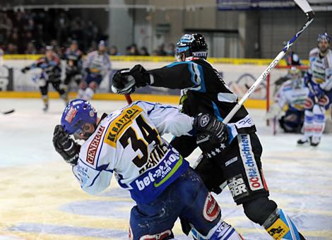 #21 Philipp Lukas, Liwest Black Wings Linz, im Duell mit der #34 Markus Peintner, VSV.
