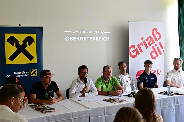 Riccardo Zoidl (AUT, Hrinkow Advarics), Mario Rossmann (Präsident Cycling Upper Austria, Oberösterreich), Walter Ameshofer (LRV OÖ Vize Präsident), Michael Creed (Team USA), Valentin Hofer (AUT, Bahrain Victorious Development Team), Zsolt Der (HUN, DS. Bahrain Victorious Development),Pressekonferenz 1. Etappe Oberösterreich Rundfahrt