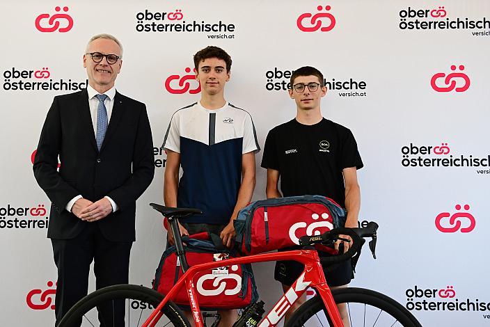v.l. Oberösterreichische Versicherung Generaldirektor Mag. Othmar Nagl, Theo Preslmayr (AUT, RC ARBÖ Auto Eder Walding), Florian Schöfer (AUT, RC BOA Wels) 51. OÖ Junioren Rundfahrt Pressekonferenz