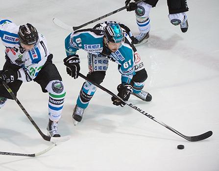 Patrick Spannring (EHC Liwest Black Wings Linz) und David Planko (HDD TELEMACH Olimpija Ljubljana), EHC Liwest Black Wings Linz vs HDD TELEMACH Olimpija Ljubljana, Laibach