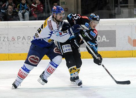 #55 Robert Lukas, Verteidiger, Liwest Black Wings Linz jubelt im Duell mit Jonathan Ferland, VSV.