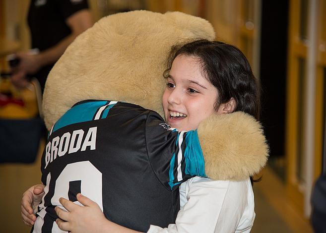 Teddy Bear Toss, Kind mit Bären der Black Wings
Teddy Bear Toss, Kind mit BÃ¤ren der Black Wings