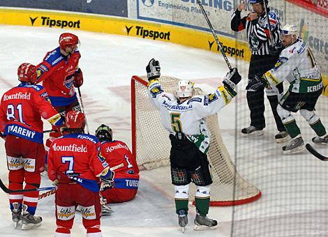 Das Team HC Energy Karlovy Vary feiert den Treffer zur 2 zu 1 Fuehrung. 