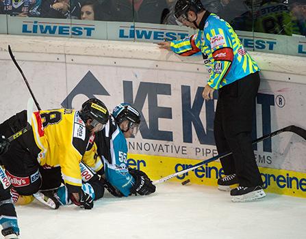 Robert Lukas (EHC Liwest Black Wings Linz) und Andreas Nödl (UPC Vienna Capitals), EHC Liwest Black Wings Linz vs UPC Vienna Capitals
Robert Lukas (EHC Liwest Black Wings Linz) und Andreas NÃ¶dl (UPC Vienna Capitals), EHC Liwest Black Wings Linz vs U