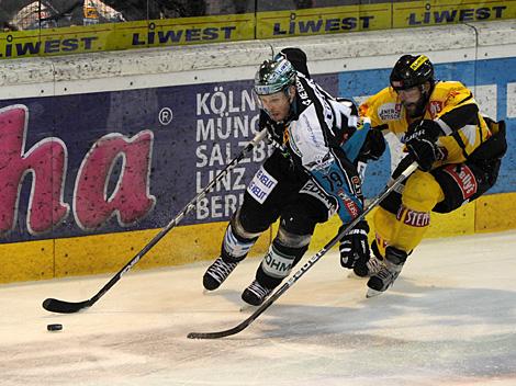 Gregor Baumgartner, Linz und Jon Insana, Vienna, EHC Liwest Black Wings Linz vs. UPC Vienna Capitals, 5. Viertelfinale