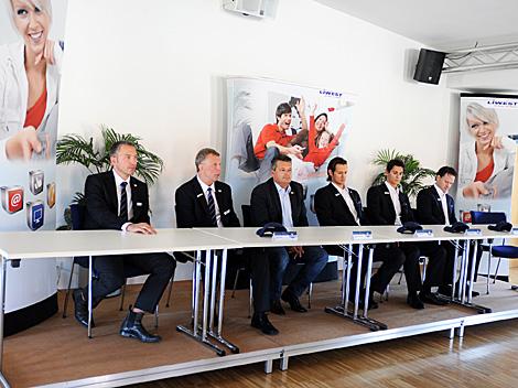 Pressekonferenz EHC Liwest Black Wings Linz bei Liwest, von. links Manager Christian Perthaler, Trainer Robert Daum, Ing. Peter Freunschlag, Philipp Lukas, Daniel Oberkofler, Curtis Murphy 