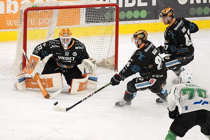 Tormann Rasmus Tirronen (Steinbach Black Wings Linz), Michael Haga (Steinbach Black Wings Linz), Rok Kapel (HK SZ Olimpija)  Steinbach Black Wings Linz vs HK SZ Olimpija, 30. Runde, ICE Hockey League, Steinbach Black Wings Linz, Linz AG Eisarena 