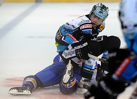 Adrian Veideman Linz ueber einen Muenchner, EHC Liwest Black Wings Linz vs. EHC Muenchen