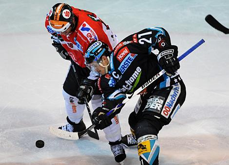 #21 Philipp Lukas, Stuermer, EHC Liwest Black Wings Linz und der Innsbrucker Rem Murray, beim Bully.