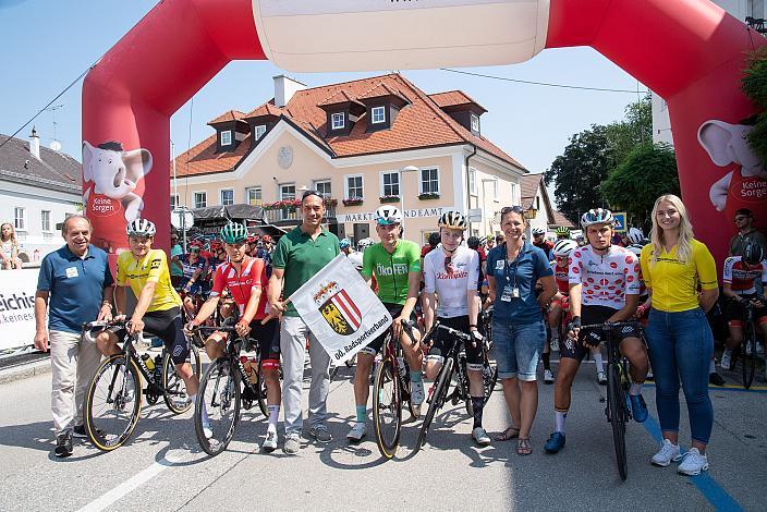 Mag. Erwin Stürzlinger (Bgm. Bad Wimsbach) Start in Bad Wimsbach, Bad Wimsbach - Strass im Attergau, Int. "Keine Sorgen" Junioren Rundfahrt UCI Kat. 2.1 MJ