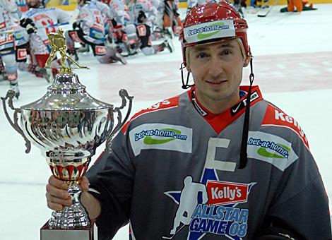 Darcy Werenka, mit dem Allstar Pokal